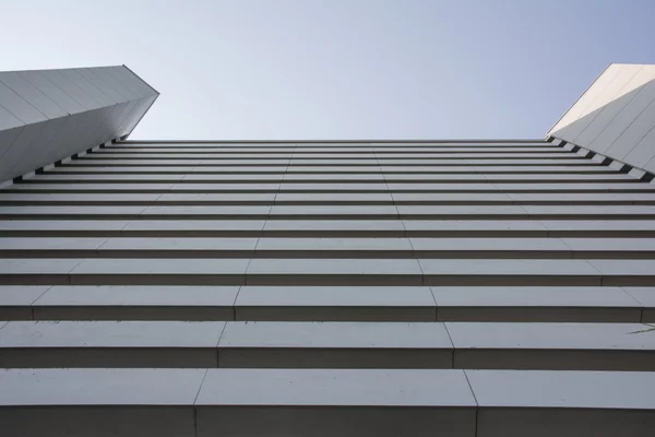 Abstrakta arkitekturen fasad Cement konkreta moderna blå himmel nära stjärniga — Stockfoto