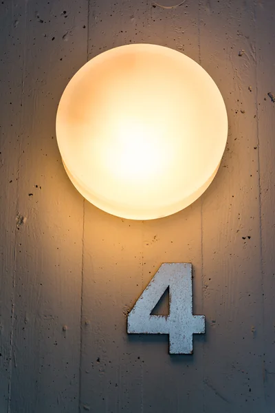 Vier 4 appartement verdieping nummer kaart metalen lichte wanddecoratie — Stockfoto