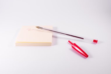 Kırmızı kalem mürekkep yapışkan not not defteri uyarı mektubu karalama beyaz yazma 