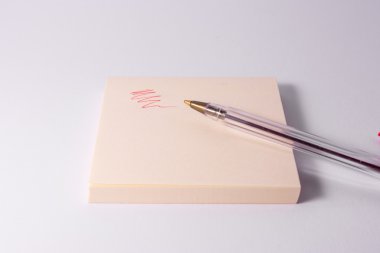 Kırmızı kalem mürekkep yapışkan not not defteri uyarı mektubu karalama beyaz yazma 