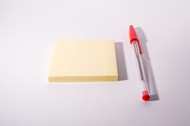 Kırmızı kalem mürekkep yapışkan not not defteri uyarı mektubu karalama beyaz yazma 