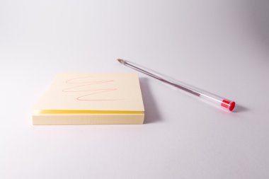 Kırmızı kalem mürekkep yapışkan not not defteri uyarı mektubu karalama beyaz yazma 