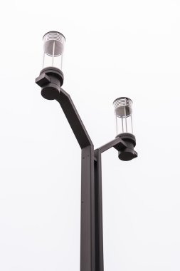 Beyaz siyah sokak lambası sonrası ışık Modern mimari izole