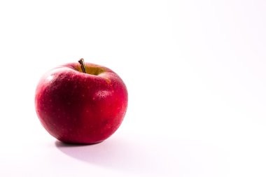 Parlak kırmızı sulu elma meyve taze diyet gıda geri beyaz izole