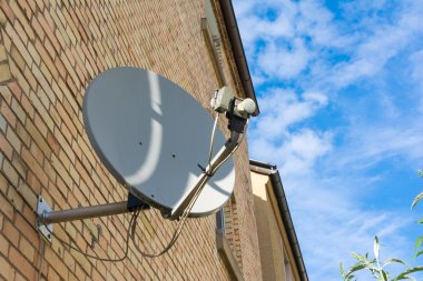 Teknoloji kablo kırık turuncu tuğla mavi gökyüzü dış bina uydu anteni