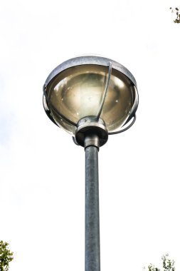 Beyaz arka plan sokak ışık lamba parlak metal halka izole