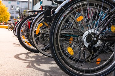 Birçok Bisiklet Bisiklet Raf satır Üniversitesi Kampüs açık havada Transporta