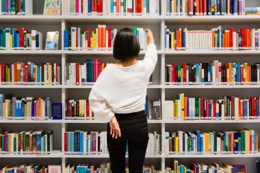Asyalı kız okuma arama Kitap Kütüphanesi Beyaz Modern şirin Gla