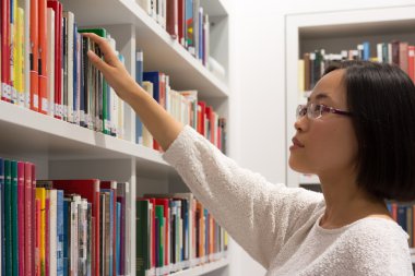 Asyalı kız okuma arama Kitap Kütüphanesi Beyaz Modern şirin Gla