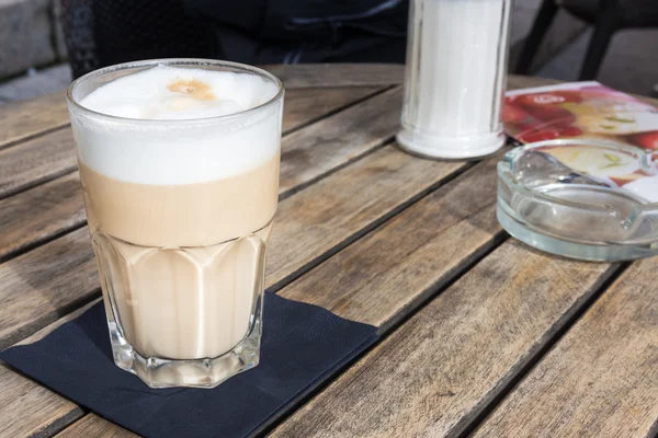 Stuttgart Siegesaeule Schlossplatz sütun heykel çiçekler yer 