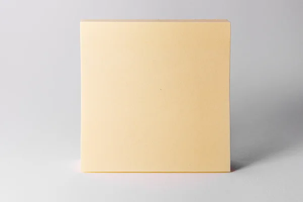 注意到记事本黄色正方形的便利贴白色背景办公室增刊 — 图库照片