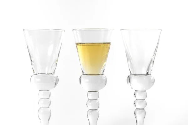 Estilo de vino de copa de chupito único aislado fondo blanco Triple Th — Foto de Stock