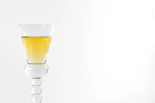 Estilo de vino de copa de chupito único aislado fondo blanco Triple Th — Foto de Stock