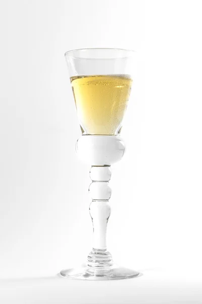 Único tiro estilo de vinho de vidro isolado fundo branco Triplo Th — Fotografia de Stock