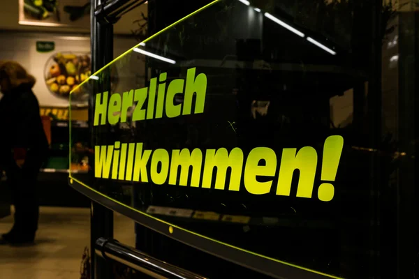 Folie Herzlich Willkommen wejście niemiecki Witam sklep spożywczy — Zdjęcie stockowe