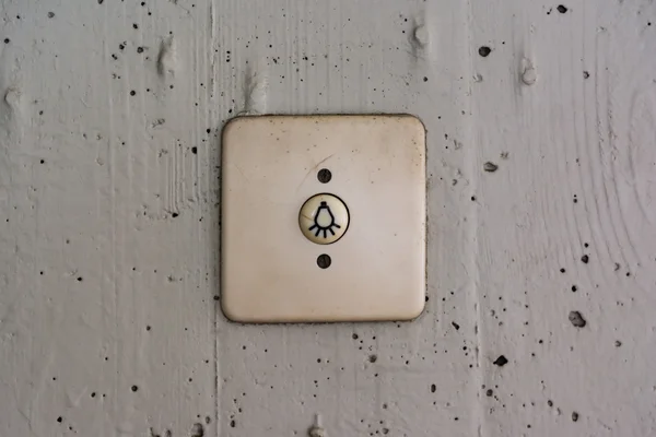 Antiguo interruptor de luz exterior sucio cubierta residencial de plástico — Foto de Stock