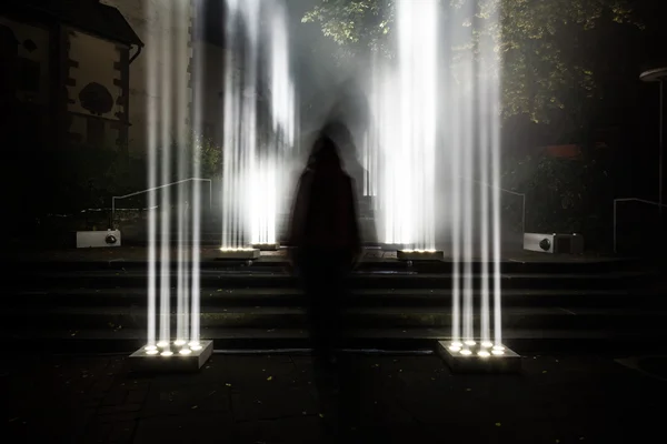 Enigma escuro assustador misterioso brilhante luz colunas ao ar livre rastejar — Fotografia de Stock