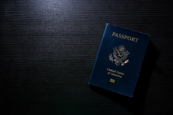 旅行护照小册子封面美国美国黑对比桌子上闪光 — 图库照片