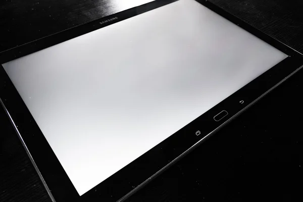 Tableta en blanco Pantalla blanca Android Negro Elegante escritorio de madera corporativa — Foto de Stock