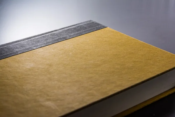 Papier à couverture rigide jaune Pages de livre avant Bureau noir — Photo