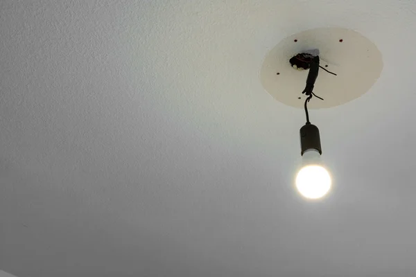 Lampa som hänger från tak belysta Wire vit Blank — Stockfoto