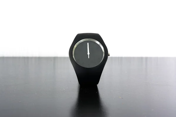 Relógio de pulso mínimo cronômetro preto branco luz isolado moda — Fotografia de Stock