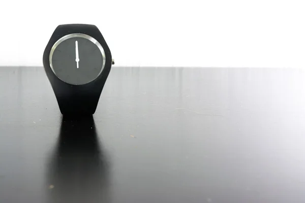 Orologio da polso minimale cronometro nero bianco luce isolata moda — Foto Stock