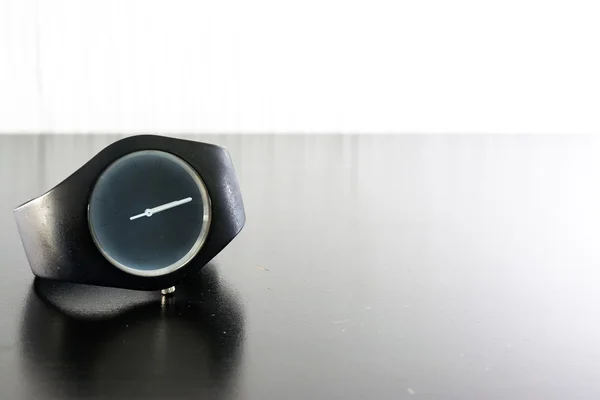Mínimo reloj de pulsera cronómetro negro luz blanca aislado moda — Foto de Stock