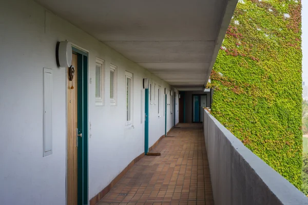 Lägenhet gångväg Corrider tyska arkitekturen bostäder balkong — Stockfoto
