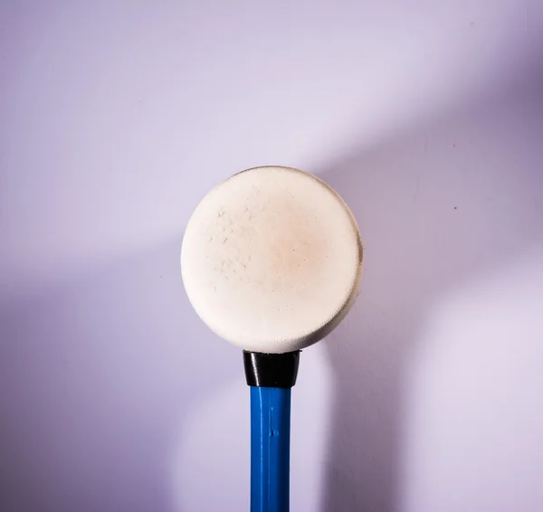 Empuñadura de herramienta de mano de mazo de goma blanca Azul Fondo blanco Construcción — Foto de Stock