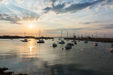Yüzen tekne günbatımı bağlantılı Harbor Howth İrlanda manzara