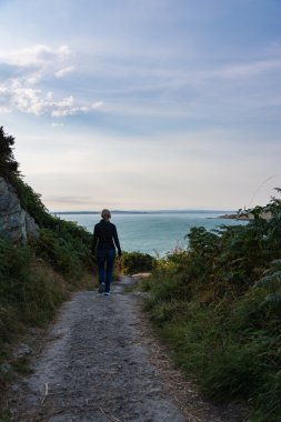 Kayalık yol Cliff Howth liman manzara yürüyen kadın