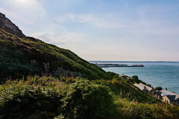 Howth hamnen dagtid liggande Cliffside natur Irland — Stockfoto