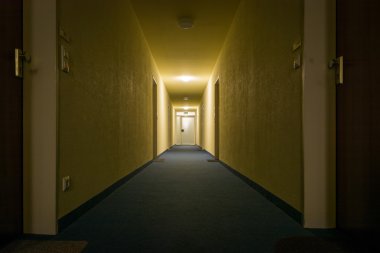 Loş ışık koridor koridor daire karmaşık perspektif çıkış 