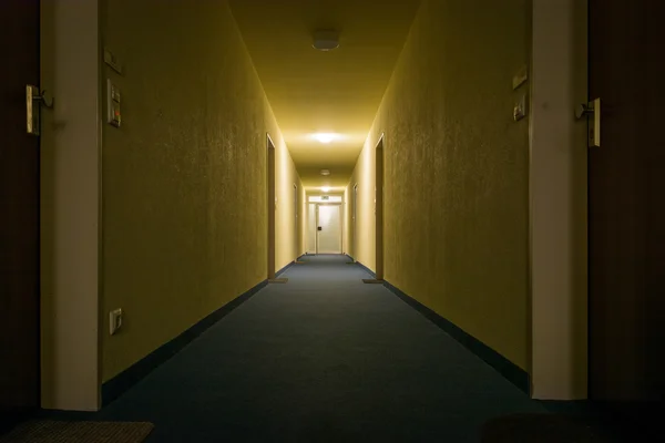Svagt ljus korridor hallen lägenhet komplexa perspektiv Exit — Stockfoto