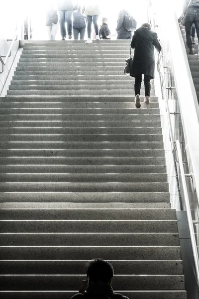 Kvinna som stigande går upp trappa ljusa vita lampor Monochrom — Stockfoto