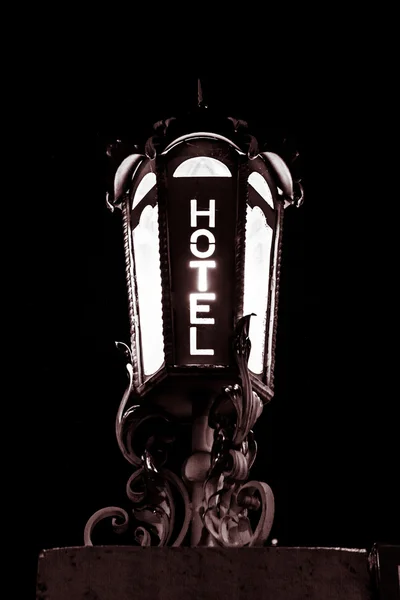 Готель Лампа Слово Чорний Білий Інн Курорт Мотель Металева рамка Світло N — стокове фото