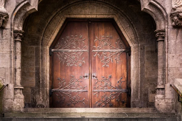 Antigua Edad Media Medieval reforzada Entrada Puertas de hierro de madera S — Foto de Stock