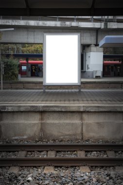 Beyaz boş şablon reklam kurulu Signle üçlü tren Sta