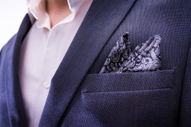 Takım elbise Closeup mendil cebine Paisley doku smokin giyen adam