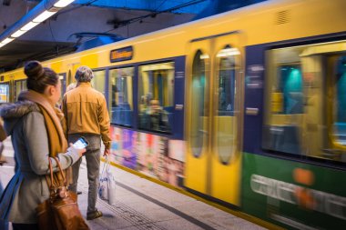 Yalnız büyük bey gelen Metro hareket sizi bekliyor bulanıklık Peo