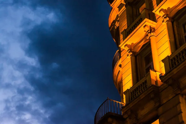 Ventana Europea Balcón Arquitectura Amarillo Azul Crepúsculo Nublado — Foto de Stock