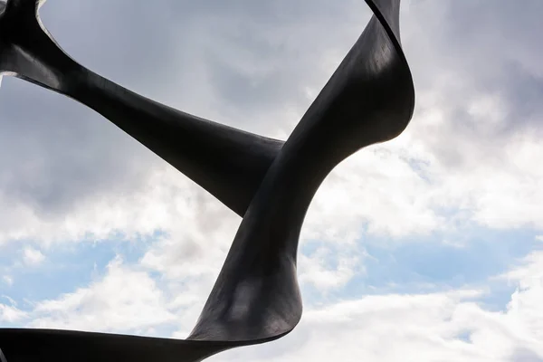 Estatua curvada abstracta de la escultura en la arquitectura del cielo azul Conte — Foto de Stock