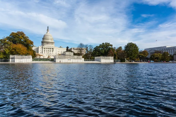 Denní krajina nás Capitol Building Washington Dc tráva modrá S — Stock fotografie