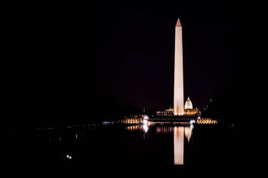 Washington Anıtı Ulusal Mall havuzu gece kontrast yansıtan