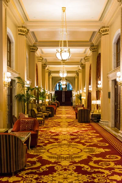 Elegantní luxusní předsíň luxusní Ritsy Hotel koberce světla I — Stock fotografie