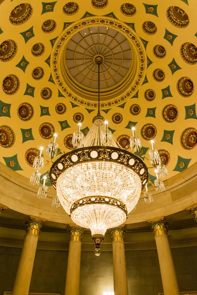 Nás Capitol Building podzemní krypta lustr architektura v — Stock fotografie