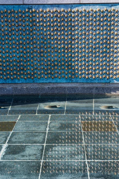 Μνημείο Παγκοσμίου πολέμου δύο αστέρια αντανάκλαση νερό Closeup υφή Fr — Φωτογραφία Αρχείου