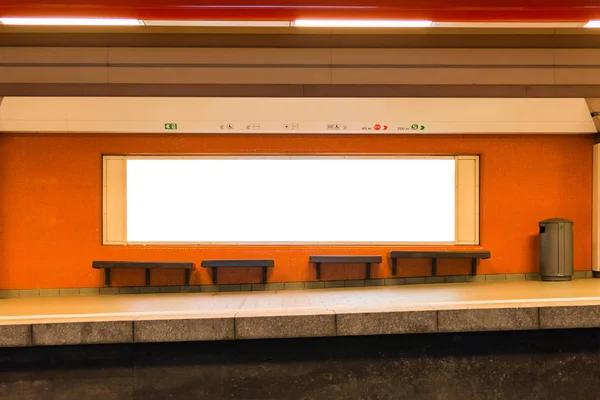 Boîte à lumière isolée blanche de panneau d'affichage de publicité d'espace de métro — Photo