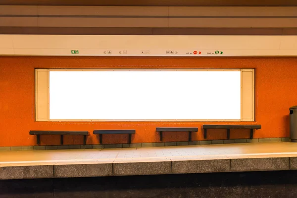 Branco isolado Subway anúncio espaço Publicidade Billboard Lightbox — Fotografia de Stock